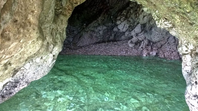 Malá přímořská jeskyně